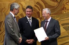 Bildungsminister Holger Rupprecht und Landrat Klemens Schmitz überreichten die finanzielle Unterstützung an Bürgermeister Jürgen Polzehl - fm_dreiklang