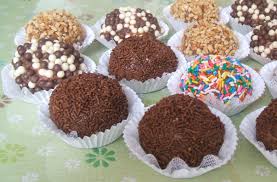 Brigadeiros Images?q=tbn:ANd9GcQmWORvmftxfkqXdm2bjK7ysmyFhuLL_BxRjb8juUWlwbn-_ec&t=1&usg=__8oIEk61ilru3Ajd1itlTFZYhlOA=