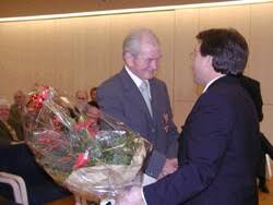 Dem Plettenberger Karl Backhaus wurde gestern das Bundesverdienstkreuz verliehen. Ein gerührter Preisträger, der viel für die ...