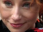 http://upload.wikimedia.org/wikipedia/commons/b/b3/Tori-amos-closeup-0a.jpg