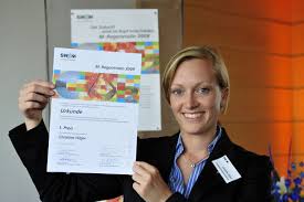 Preis und Job als Lohn der Abschlussarbeit für Christine Hilger (Quelle: Stadtwerke München) - M-Regeneratio_2009-4_Foto_SWM