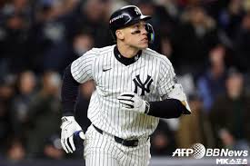 「アーロン・ユージック」の画像検索結果