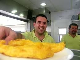 José María Gómez Espinosa, que se encarga de preparar los pescados para freirlos, con una tapa de merluza rebozá, otra de las más vendidas en los kioskos. - Jose-Maria-Gomez-Espinosa-en-el-kiosko-los-12-hijos-de-Juan