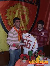 Futbolcularımızdan Arda Turan, Ulufer adına, Olcay Akdeniz\u0026#39;e plaketini teslim ettikten sonra bir de imzalı formasını hediye etti. - 024