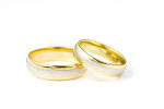golden wedding rings on white - via Daymix