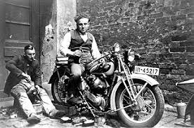 Großvater Walther Krause war begeisterter Motorradfahrer und schraubte damals schon fachkundig an den verschiedensten Motorrädern.