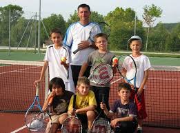 Les jeunes tennismen aux côtés de Marc Launay pour la reprise 2 010./ Photo DDM Claudine. Après la cour d\u0026#39;école, certains enfants ont retrouvé leur court de ... - 201010021580_zoom