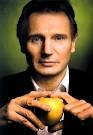 Liam Neeson posando con una manzana. Comments are closed. - Liam-Neeson-posando-con-una-manzana