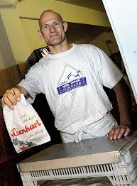 Bernd Lienhart verkauft nachts frische Croissants. Foto: Rita Eggsten