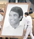 Million-dollar smile: Rajesh Khanna's portrait being taken inside his home ... - Rajesh-Khanna_9