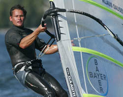 Master-Titel für Klaus Sausen. Bild: Choppywater Dranske auf Rügen, 19. September 2004. Fünf tolle Tage erlebten die 98 Teilnehmer der Formula Windsurfing ...