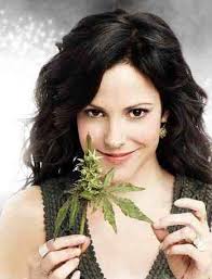 By Kelly West: 2010-07-23 00:45:17. Weeds star Mary Louise Parker is here at Comic Con promoting the Showtime series, which returns for its sixth season on ... - bl645z2jaoru9txn8