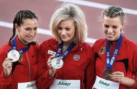 ... Hehl aus Hasel (rechts) präsentiert ihre Bronzemedaille in Moncton neben Weltmeisterin Isabelle Pedersen (Mitte) und Jenna Pletsch. Foto: olaf möldner
