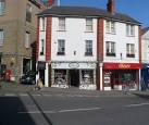 Next door at number 30 is Cheers, wine merchants. - via Daymix