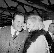 Virna Lisi all\u0026#39;aeroporto con il marito Franco Pesci - piano medio ... - D314-24