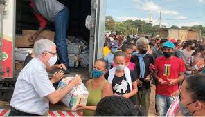 Image result for foto de fazendo caridade