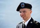 Binh nhì Bradley Manning bị cáo buộc đã tuồn tài liệu mật của quân đội Mỹ ... - bradley%20manning