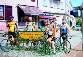 So sehen glückliche Männer aus, die gerade eben 230 Kilometer heruntergeradelt haben: Bernd Betz, Karlheinz Modispacher, Michael Blenk, Willi Preiser und
