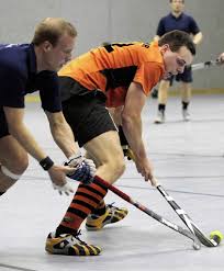 Carsten Schultheiß schirmt den Ball ab. Foto: Faruk Ünver (A). HOCKEY OBERLIGA (daw). Nach dem gelungenen Saisonauftakt in heimischer Halle holte der HC ... - 38351382