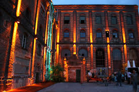 Innenhof der ehemaligen Patzenhoferbrauerei mit einer Lichtinstallation von Stefan Teichmann, Foto: Johanna Martin WEGBESCHREIBUNG - foto_mostra_2008