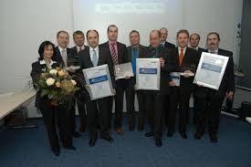 Der Geschäftsführer der Hymer AG, Michael Tregner, überreichte Geschäftsführer Erwin Stengele die Auszeichnung am 24. - hymer_Profil_24.01.08_g