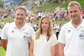 Saskia Meier, U15-Spielerin aus Zimmern, wurde von den Trainern Manuel Koller (links) und Frank Faas verabschiedet. Fotos: PeikerFoto: Schwarzwälder-Bote