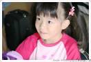 小美女手上拿的小阿兔玩偶也超