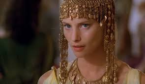 Cleopatra. Cleopatra fue la última reina de Egipto. Según la leyenda, ella se bañaba en lecha para conservar su belleza y juventud. - Helena-de-Troya