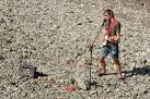 Avant-garde street entertainer - via Daymix