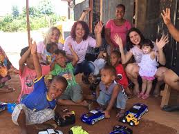 Image result for foto de fazendo caridade