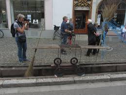 Bächle Freiburg 6.7.2012 – Regina Zapp mit Bächleputzerwagen - baechle25zapp120706