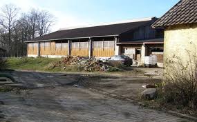 Paul Bodensteiner will einen Laufhof mit Überdachtung an die bestehende Stallung in Albersrieth anbauen