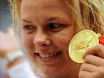 Stolz zeigt sie ihre Goldmedaille: Britta Steffen Foto: dpa - 4235994
