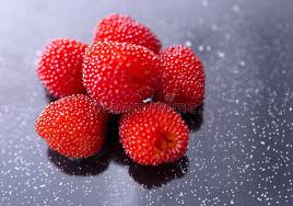 Attēlu rezultāti vaicājumam “Rubus illecebrosus fruit”