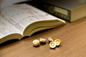 Image result for 弁護士バッジ