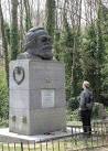 Karl Marx' Grave, Highgate - via Daymix