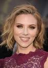 Scarlett accessorized with stud earrings and a ring both by Anna Hu. - f7f045272dd22c6d_scarlettjohansson_0227_3