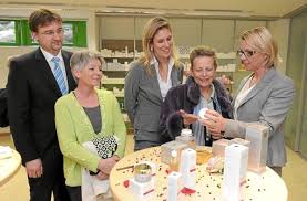 Daniela Lindner informierte Beate Fauser, Silvana Koch-Mehrin, Bettina Drechsler und Rüdiger Klahm (von rechts) über die Produkte von Börlind.