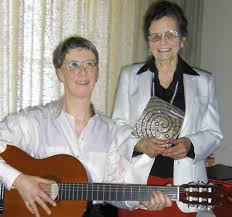 Mundartdichterin Erika Buhr und Musikerin Marianne Höldin stellten ihr gemeinsames Werk vor.