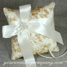 Vaizdo rezultatas pagal užklausą „wedding pillows“