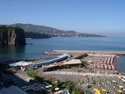 Un parcheggio abusivo sulla spiaggia di Meta???