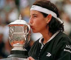 Spain&#39;s Arantxa Sanchez-Vicario kisses the cup after winning the French Open. Photo: Reuters - art-arantxa-20sanchez-vicario1-420x0