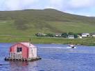 Boat coming in at the head of Olna Firth. - via Daymix