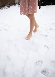 雪　裸足|女は裸足で雪や氷の中を歩く。裸足で雪に乗る写真素材1673580361 ...