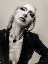 「ニーナ・ユージック」の画像検索結果