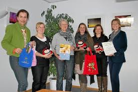 Bürgermeisterin Bettina Mettler (links außen) und Hauptamtsleiterin Evelyn Foerster (rechts außen) ernennen (von links) Simone Hackmann, Brunhilde Heger, ...