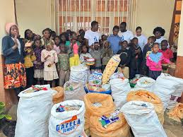 Image result for foto de fazendo caridade