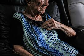 Resultado de imagem para mulher idosa