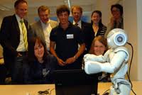 Dr. Jochen Steil und Dr. Carola Haumann (CoR-Lab). Mit rund dreißig Gästen feierte das teutolab-robotik-Team am Mittwoch, dem 15.