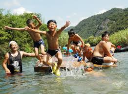 小学生　川|川で肩を組んで笑う5人の小学生[10208000995]の写真素材 ...